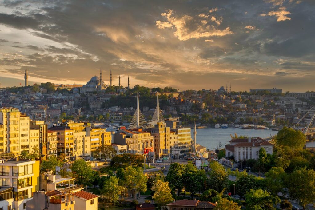 Lenyűgöző panorámakép Isztambulról, Boszporusszal, naplementében