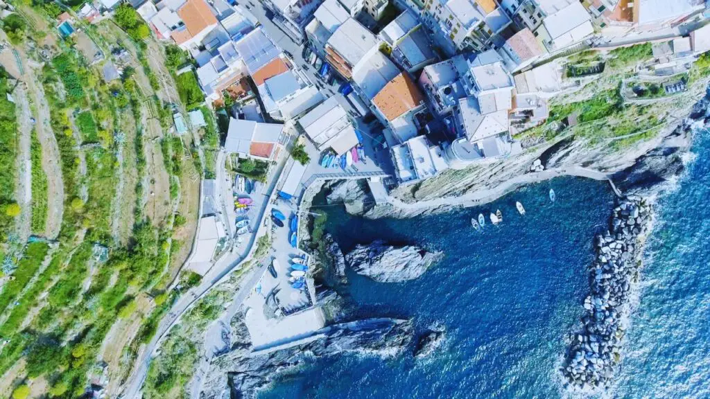 Cinque Terre színes épületei felülnézetből