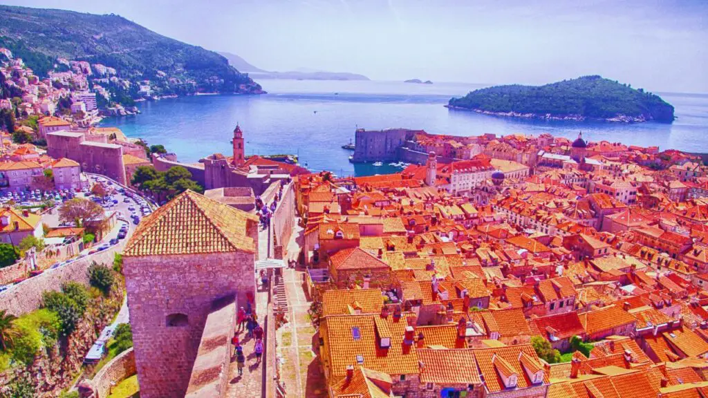 Dubrovnik városfalai az Adriai-tengerrel a háttérben