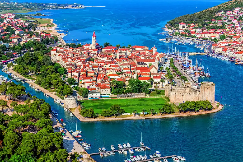 Trogir óvárosa, az UNESCO Világörökség része, velencei építészetével és vízparti sétányával