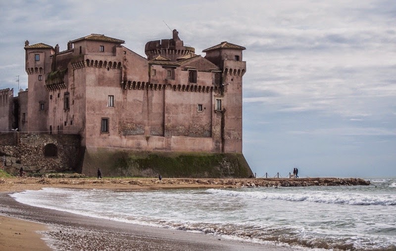 Santa Severa strandja a lenyűgöző középkori várral a háttérben