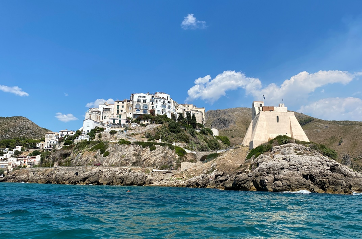 Sperlonga jellegzetes fehér házai a domboldalon, alatta a strand